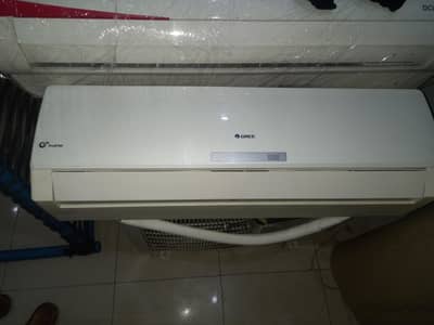 Gree 1 ton Dc inverter heat and cool totally genuine good condition