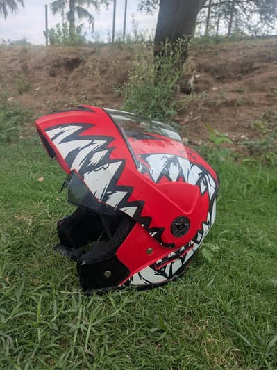 Sporty Red Shark Teeth Modular Helmet – Dual Visor 3-in-1