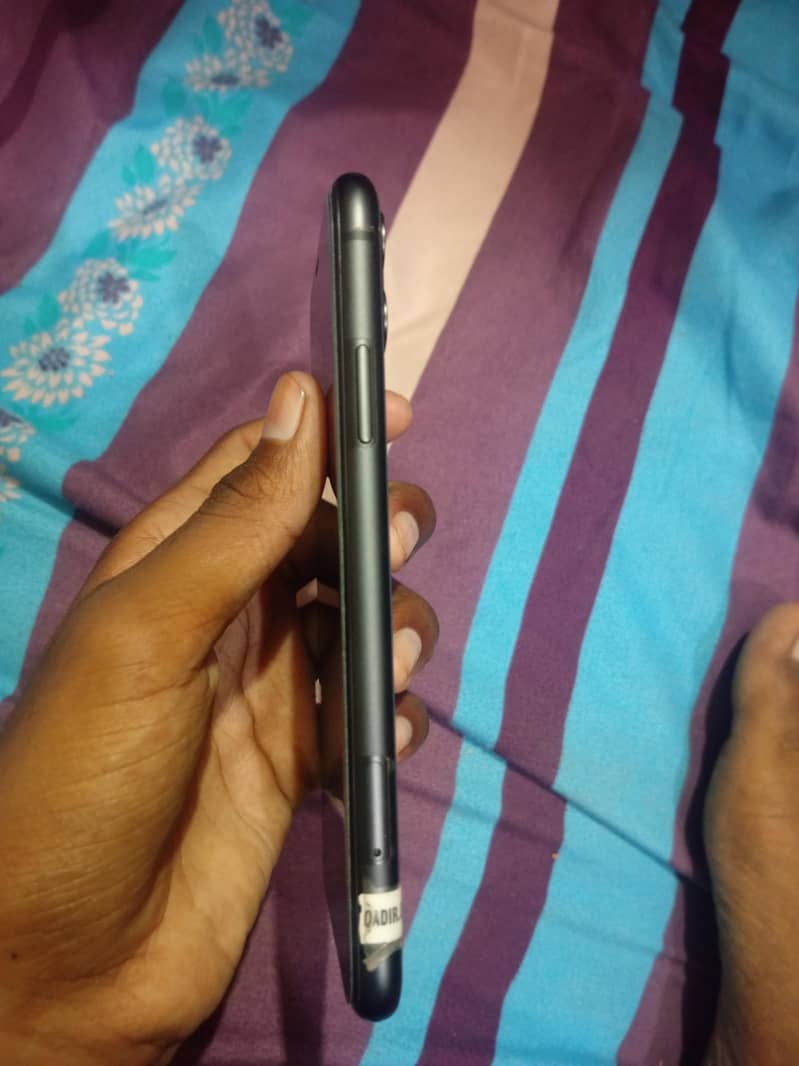 Apple iPhone 11 4