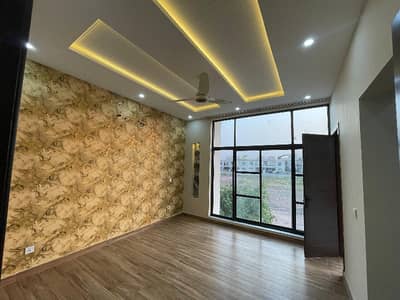 Modern 2 Unit option House 70ft M Boulevard. Excellent Finish