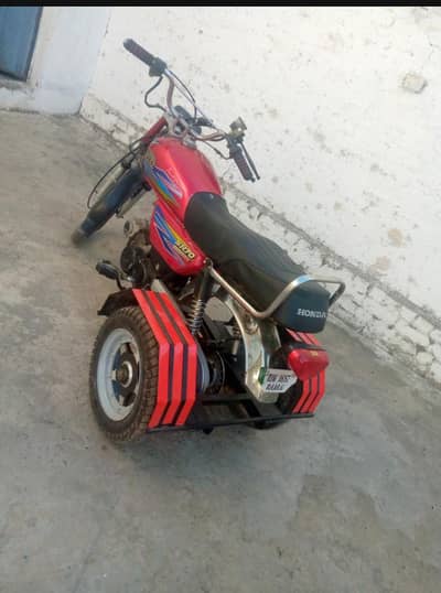 disable bike 3 wheel for sale 110000  03475236345 my WhatsApp number