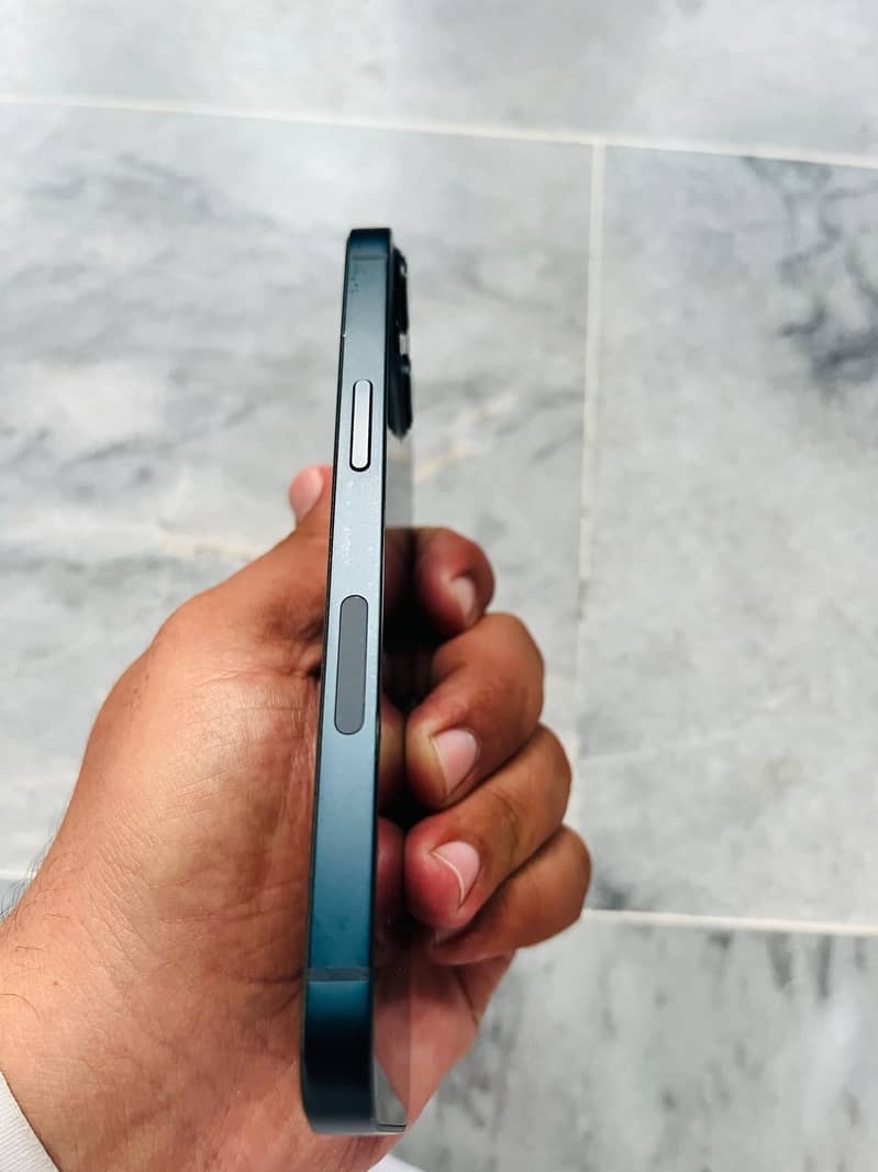 iPhone 13 4