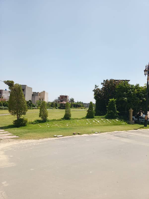 Corner 40' Road Plot 1