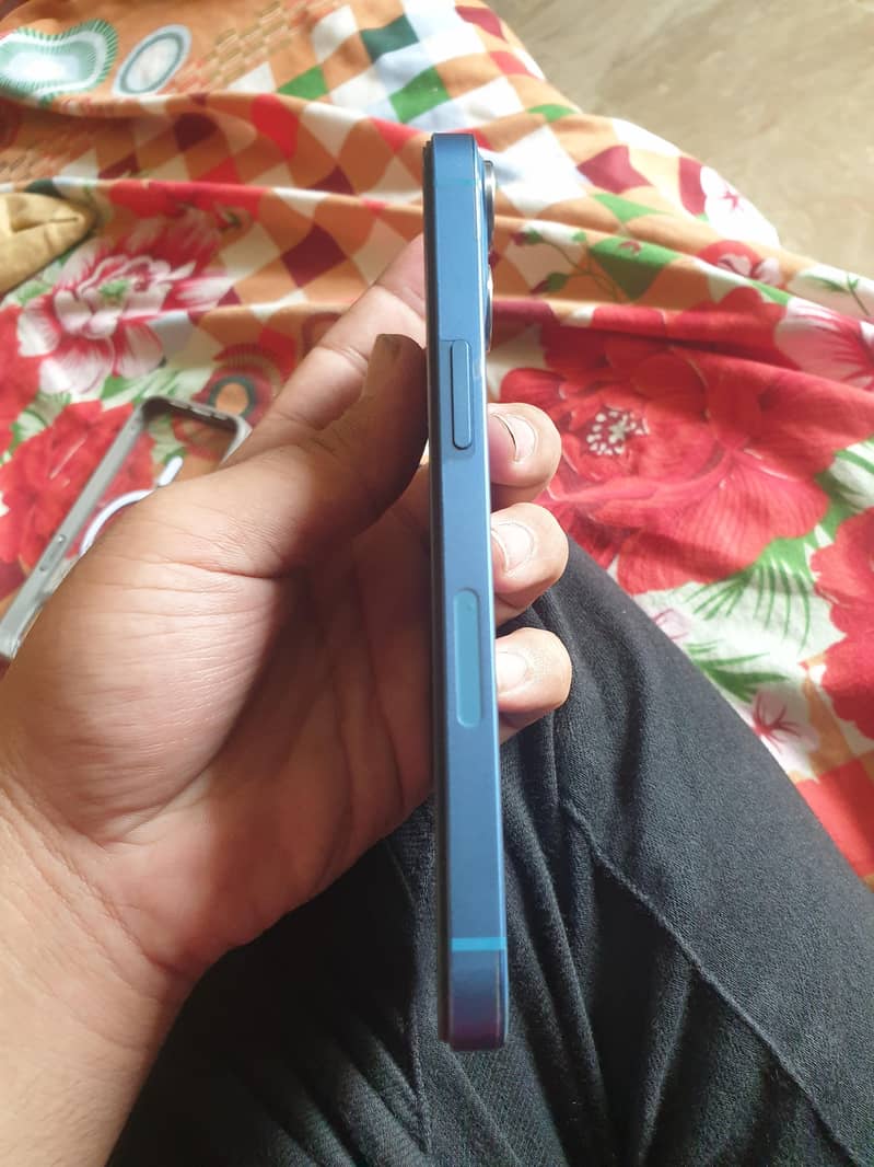 Apple iPhone 13 4