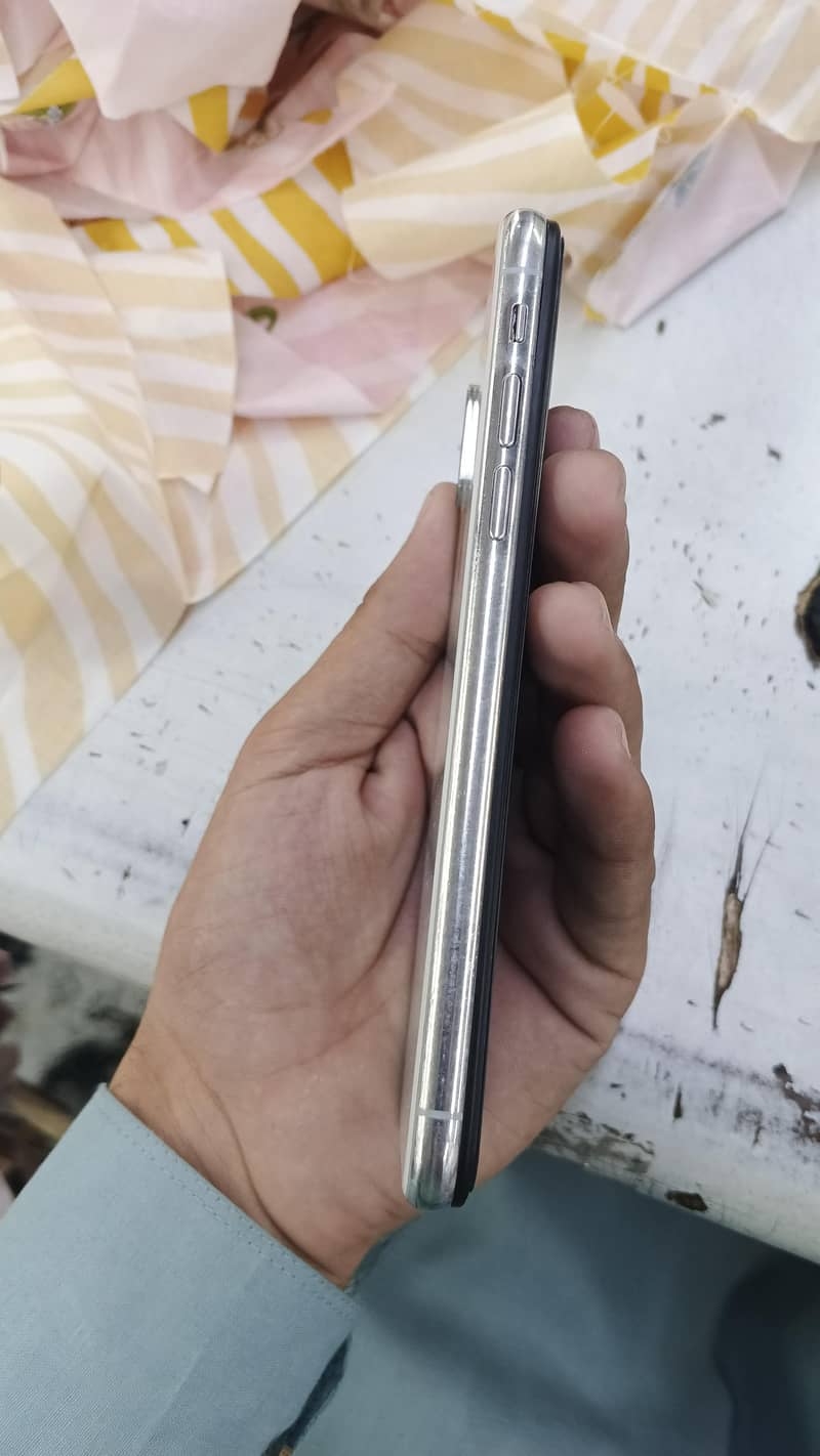 Apple iPhone X 3