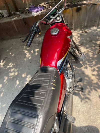 2011 model Lahore number biomatrik available. . urgent sale