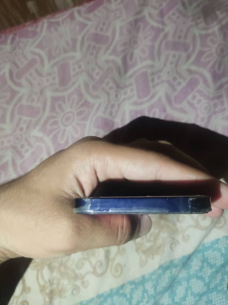 Apple iPhone 12 4