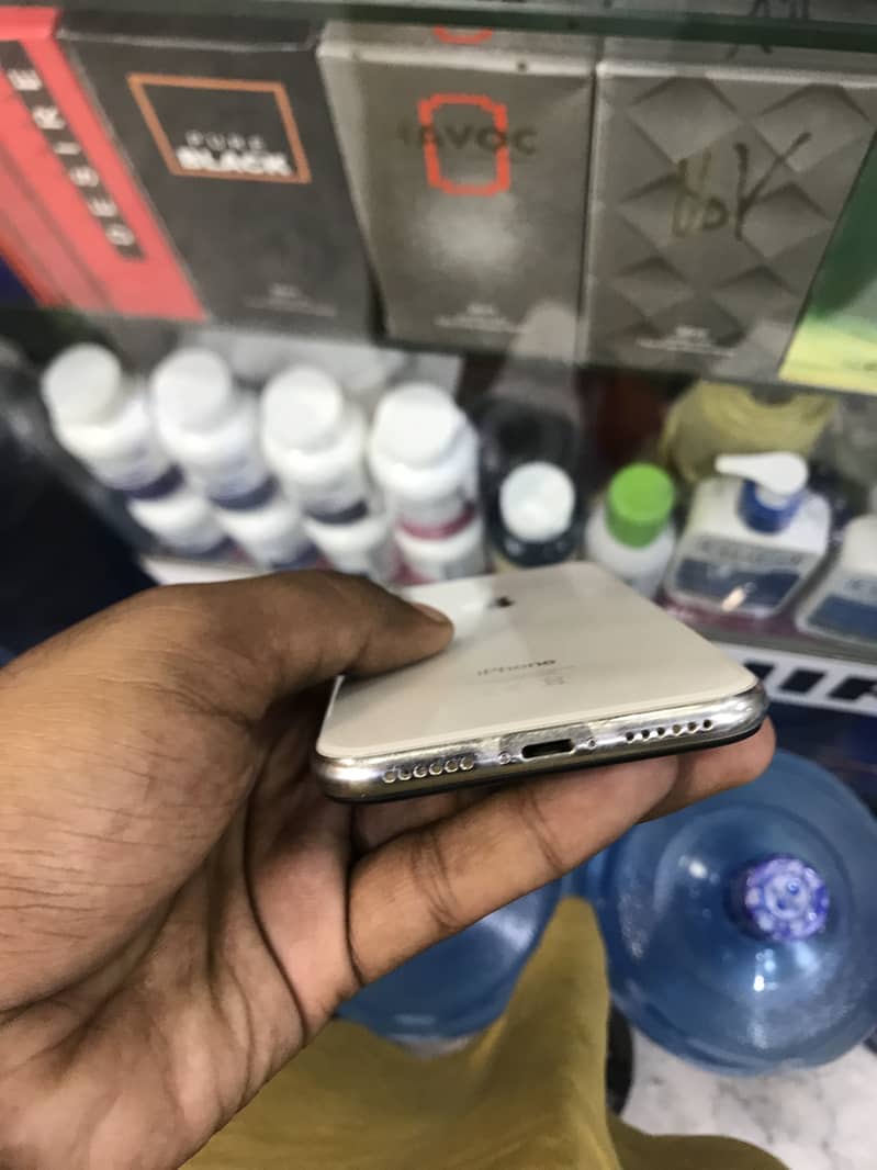 Apple iPhone X 4