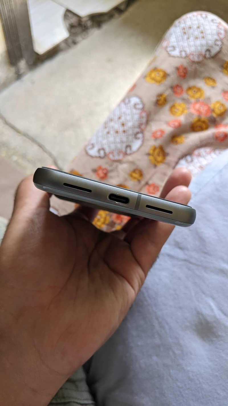 Google Pixel 8 4
