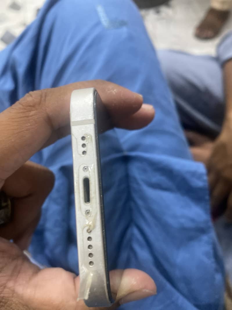 Apple iPhone 13 2