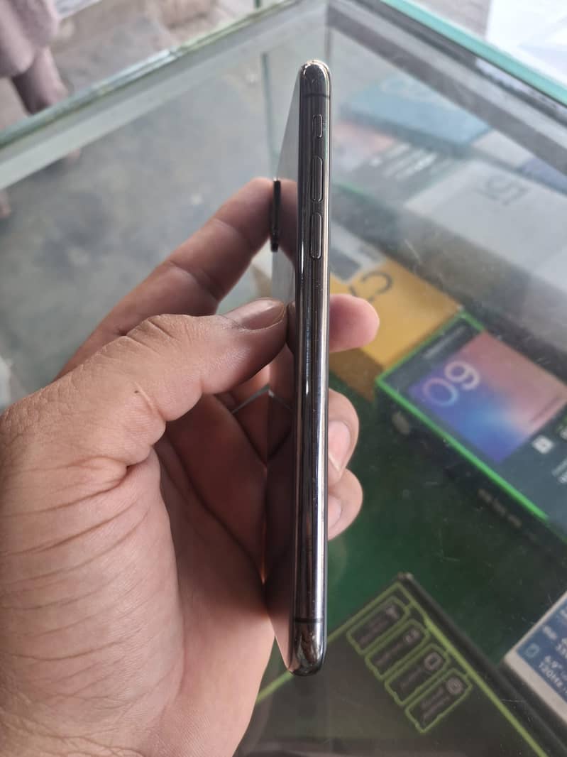 Apple iPhone X 4