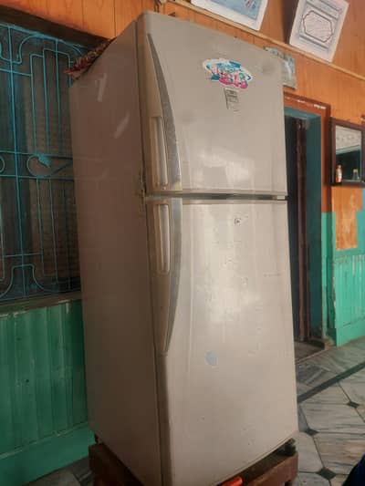 Dawlance medium size frege for sale. . . . cooling bahot hi Aala hai . . .