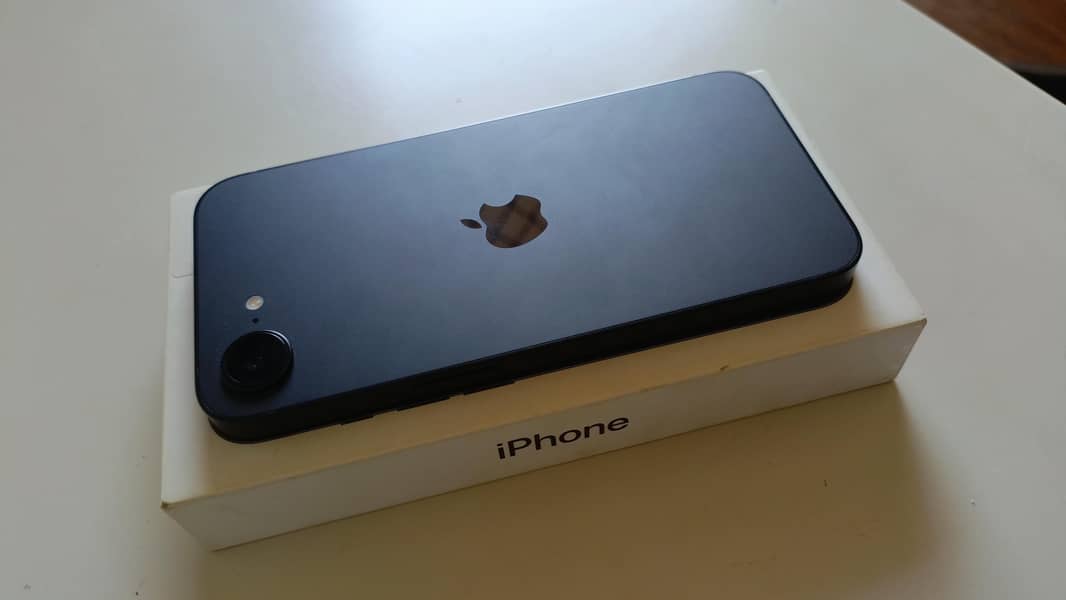 Apple iPhone 16e 1
