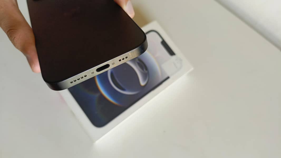 Apple iPhone 16e 2
