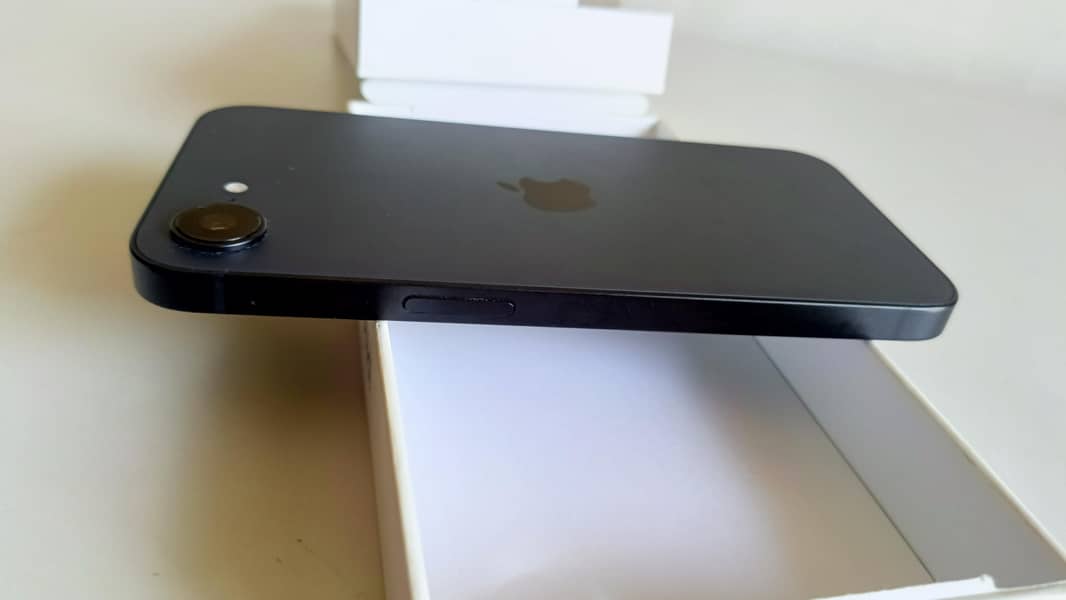 Apple iPhone 16e 3