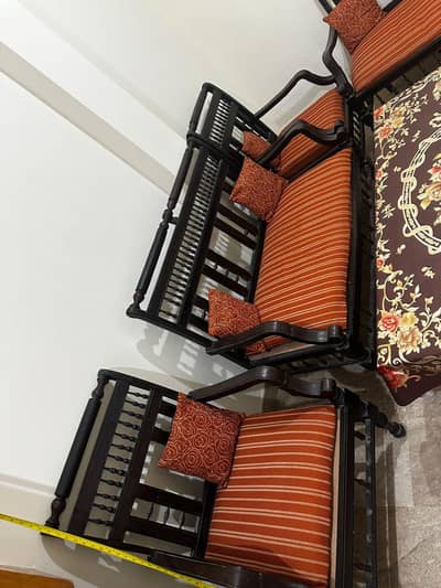 7 seater sofa polish krna para gha 1 single seat Tor hil rhi ha Baki s