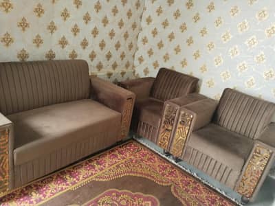 sofa Sat new d3zion 1 month use majburi ki wja se sel out kr rhy hai