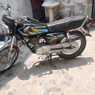 Honda 125 colour black model 16