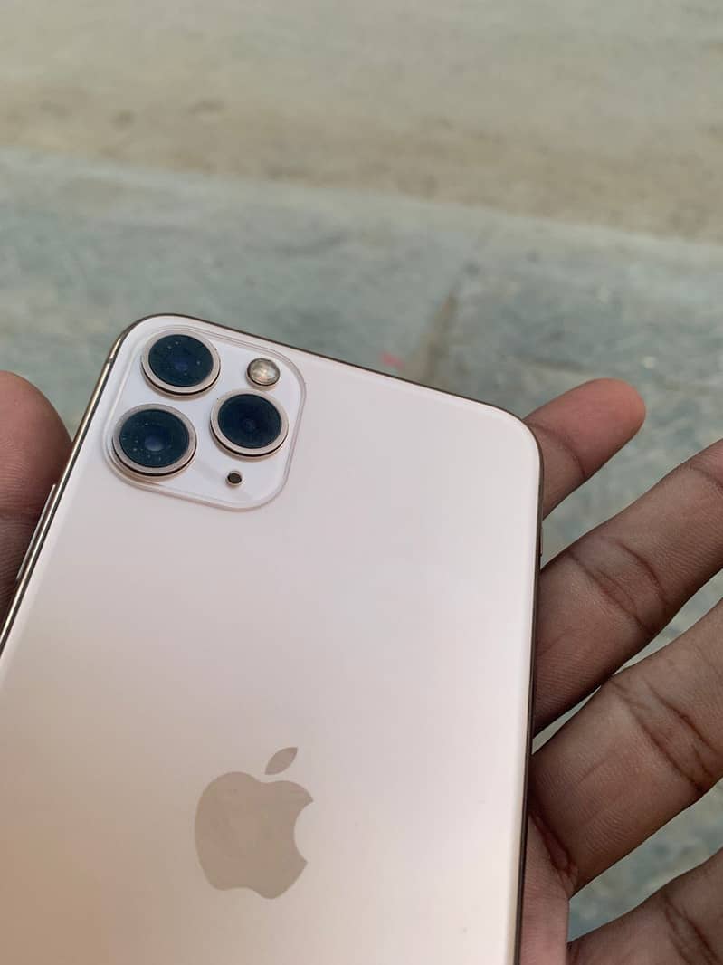 Apple iPhone 11 Pro Max 4