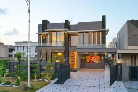 1-Kanal Elegant And Fully Maintained Modern Bungalow Is Available In The Best Block Of DHA Lahore