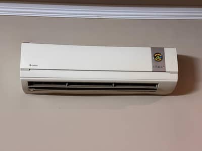 Gree Split AC 1.5 Ton – Excellent Condition with Original Remote