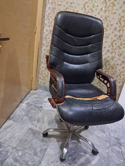 Used Executive Office Boss chair & Table