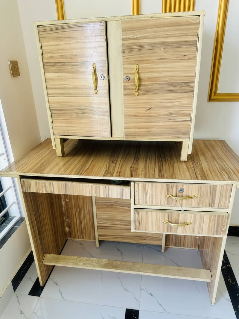 Computer table 0