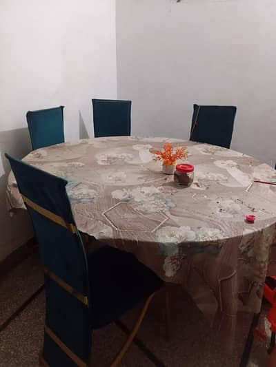 VIP Dinning Table Rotating With 6 Chairs feel like new
