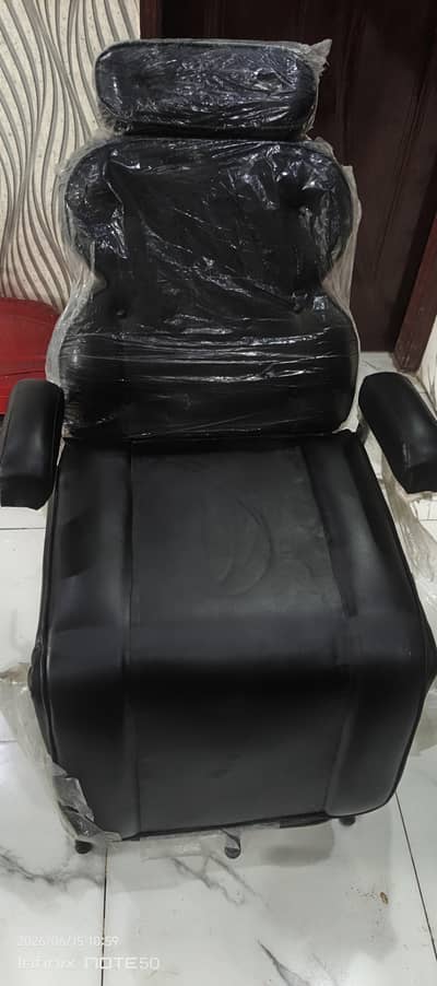 Premium Black Barber /Saloon Recliner Chair- Very Slightly Use