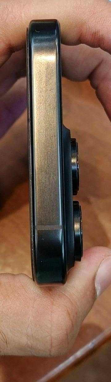 Apple iPhone 16 Pro 1