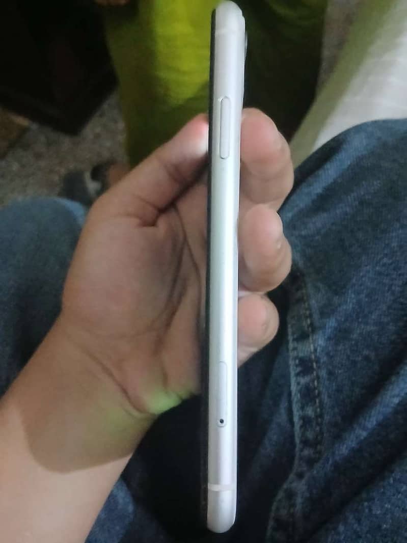 Apple iPhone 11 4