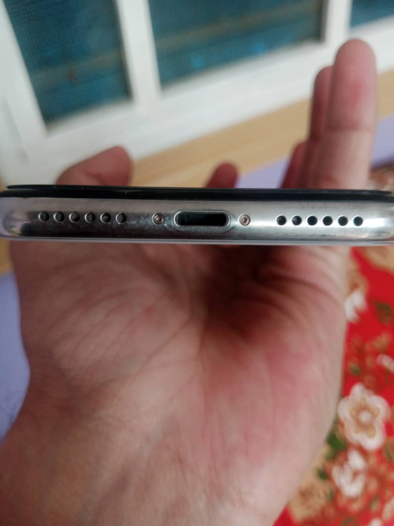 Apple iPhone X 4