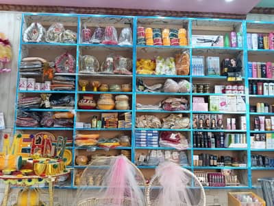 3 Racks shelf aur 1 counter availble ha