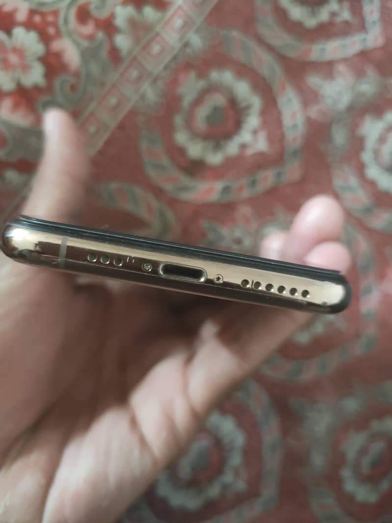 Apple iPhone XS 4