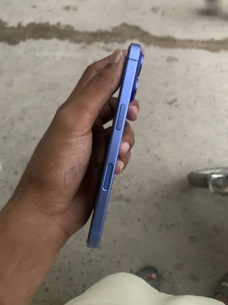 Apple iPhone 16 2