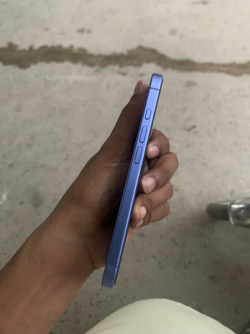 Apple iPhone 16 3