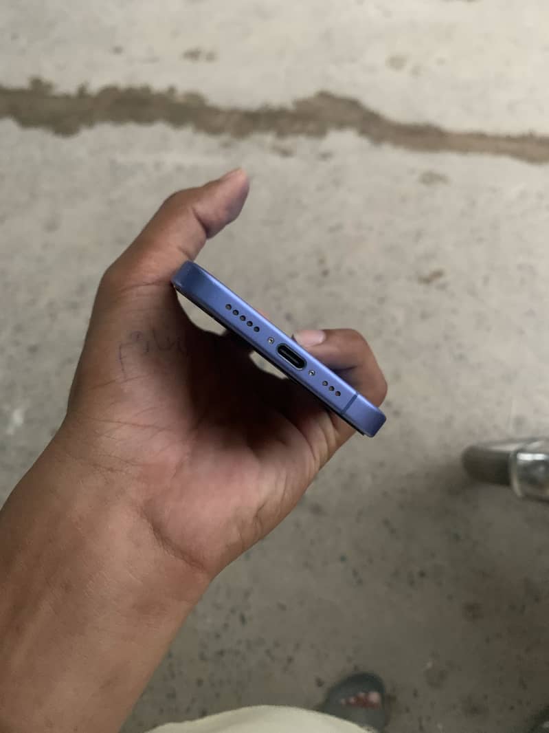 Apple iPhone 16 5