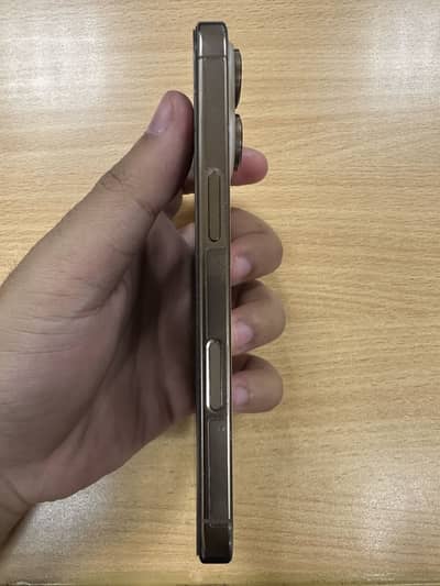 Apple iPhone 16 Pro jv