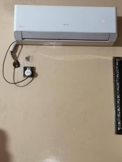 Green split DC inverter ac available for sale in Muridke 03004650851