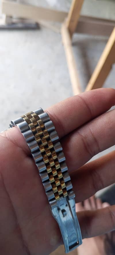 Rolex watch h pason ke zrorat h bhr Sy Aya h B's mjbri h es Lia sell