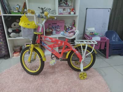 Girls cruiser style bicycle.