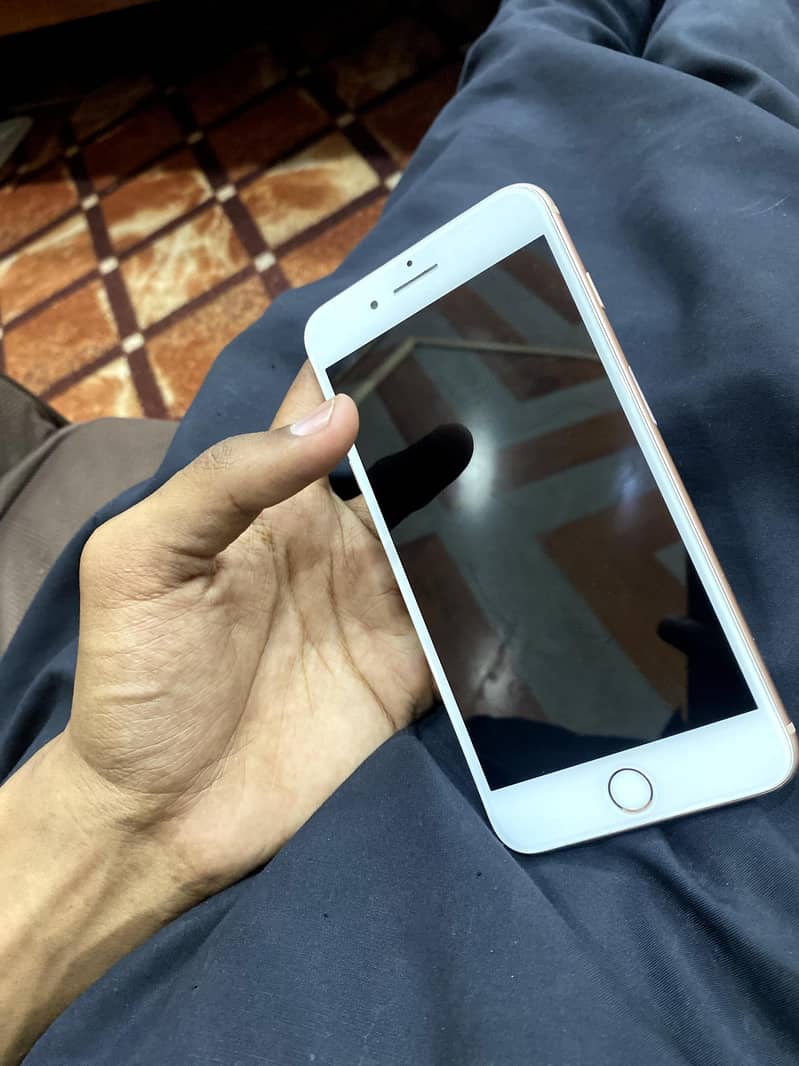 Apple iPhone 8 Plus 3
