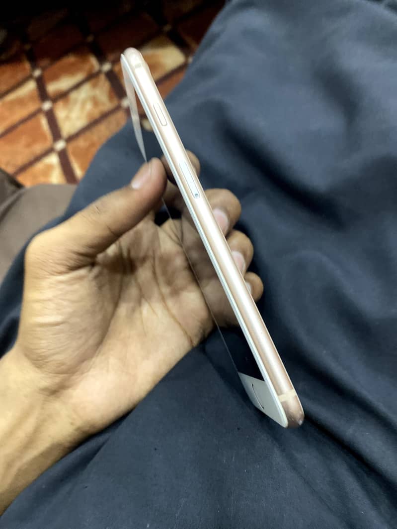 Apple iPhone 8 Plus 4