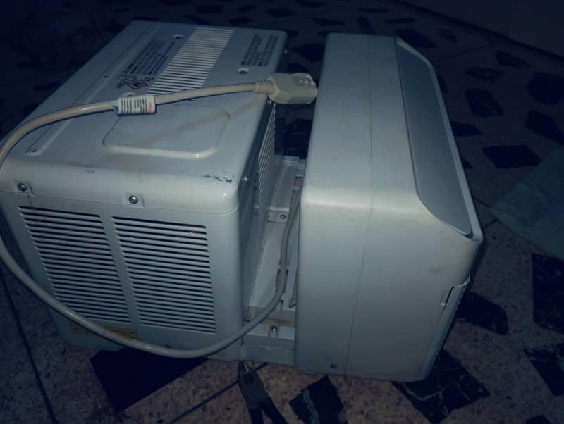 window AC 1