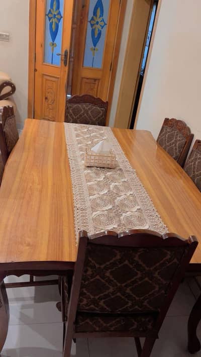 6 person Dinng table