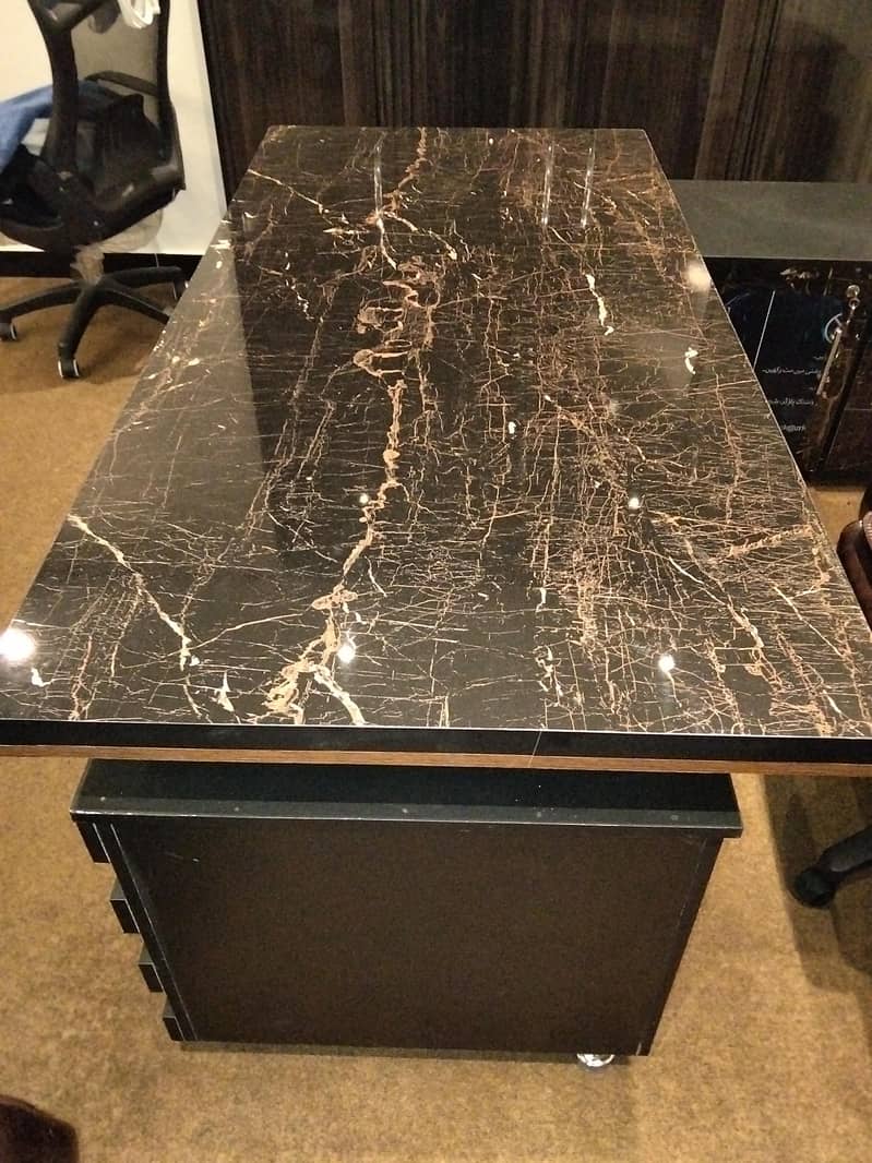 executive table with a one condition 0