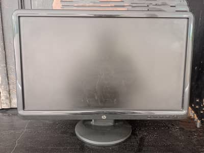 HP S1932 18.5-inch LCD monitor.