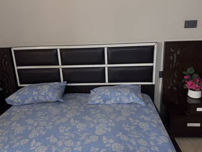 Bed set for sale with dessing table