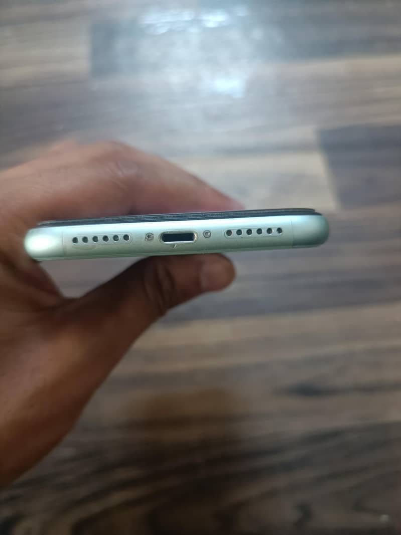 Apple iPhone 11 7