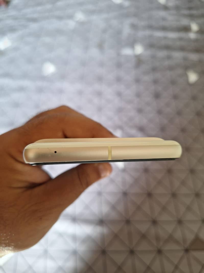 Google Pixel 7 4